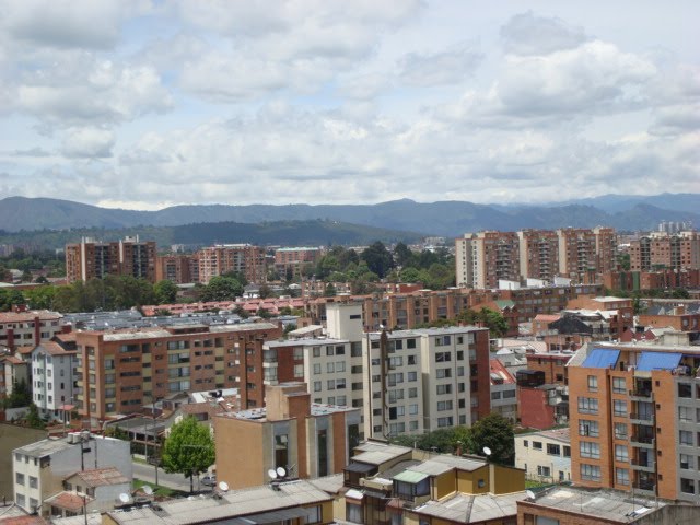 Bogotá de sur a norte calle 147 by Héctor Hernández