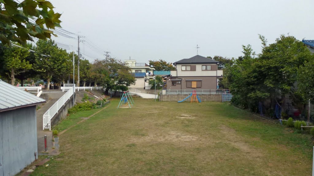 2011.10 市場公民館横こども公園(左が市場池公園) by H.Katayama