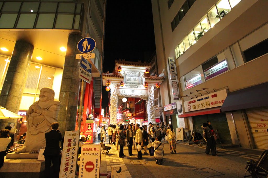 Entrance to Chinatown KOBE by iwashi