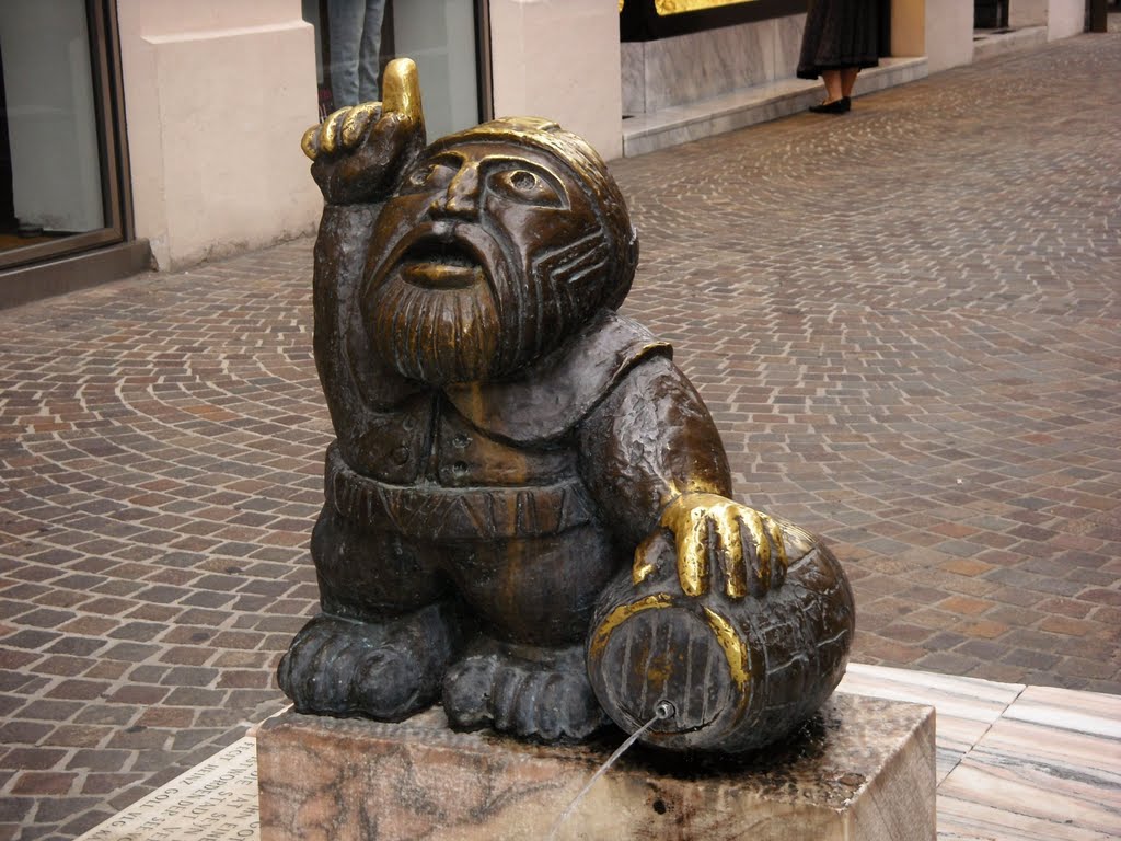 Brunnenfigur am Doktor-Arthur-Lemisch-Platz in Klagenfurt by karl kbsen