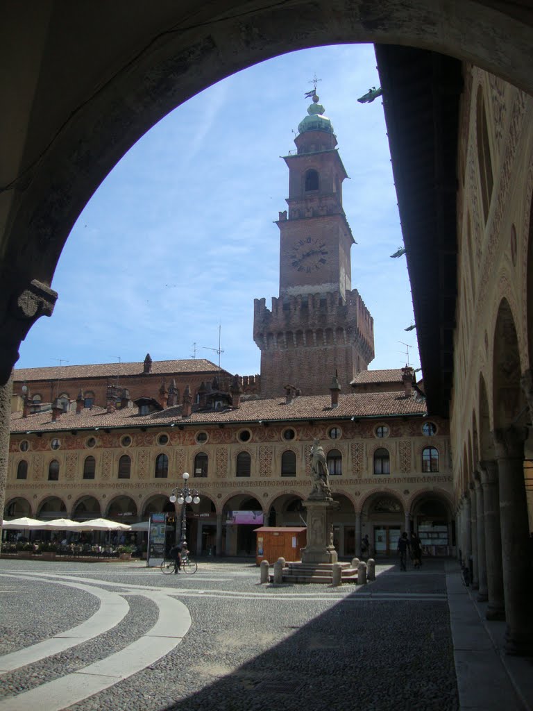 Vigevano - Piazza Ducale e la Torre del Bramante by Red Oleander