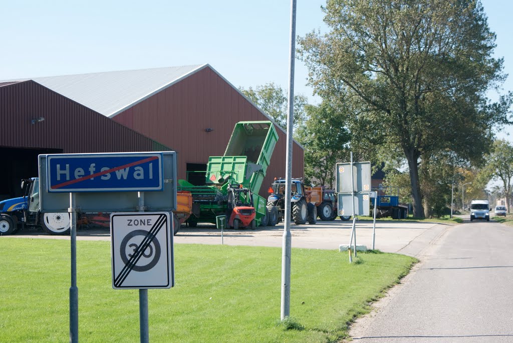 Hefswal, Hefswalsterweg, Lossen van de Oogst by Jan Lalkens