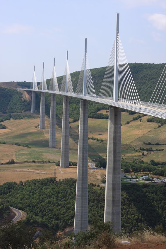 Les pilônes du viaduc by Philoup