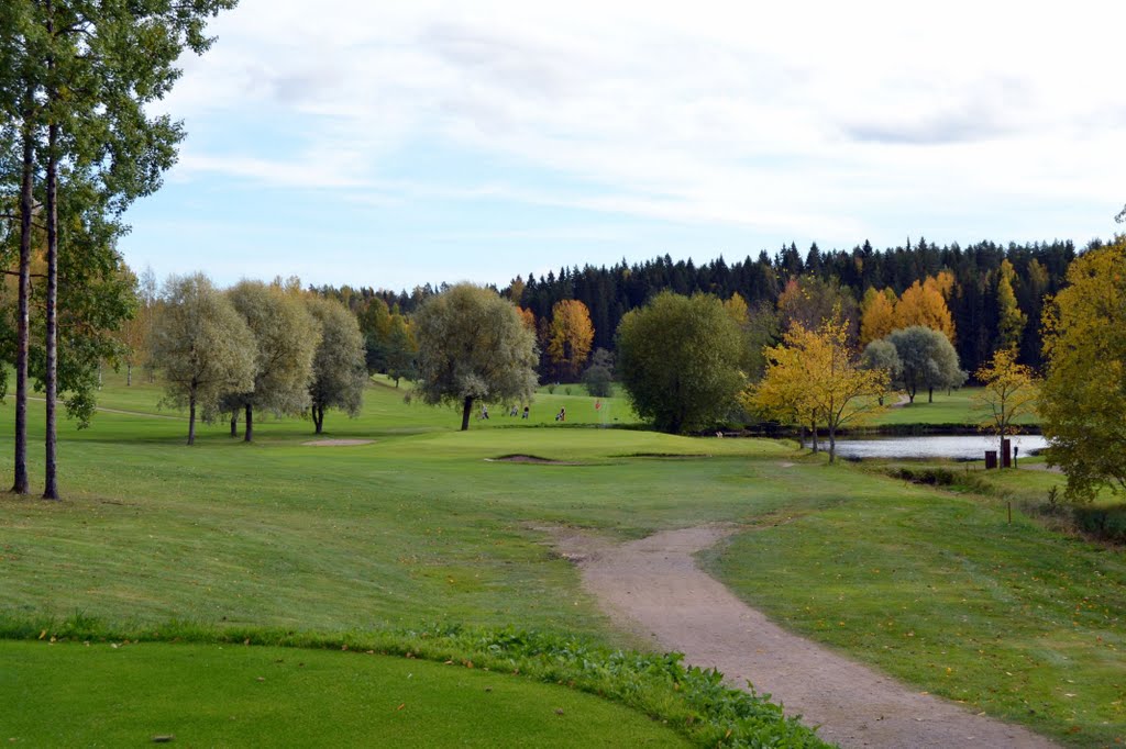 Autumn view at Suur-Helsingin Golf Luukki by Petteri Kantokari