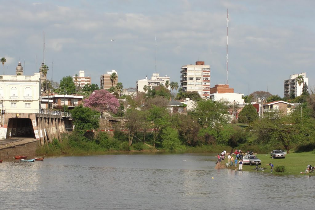 Vista de la ciudad desde el muelle by ivelbero