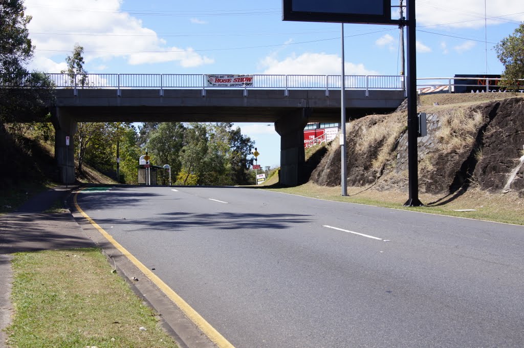 Moggill Road at Taringa looking North by robsonap