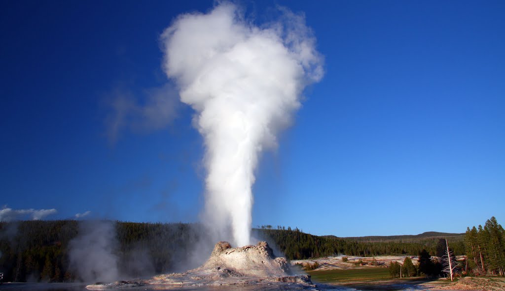 Yellowstone. Geyser by crismargar