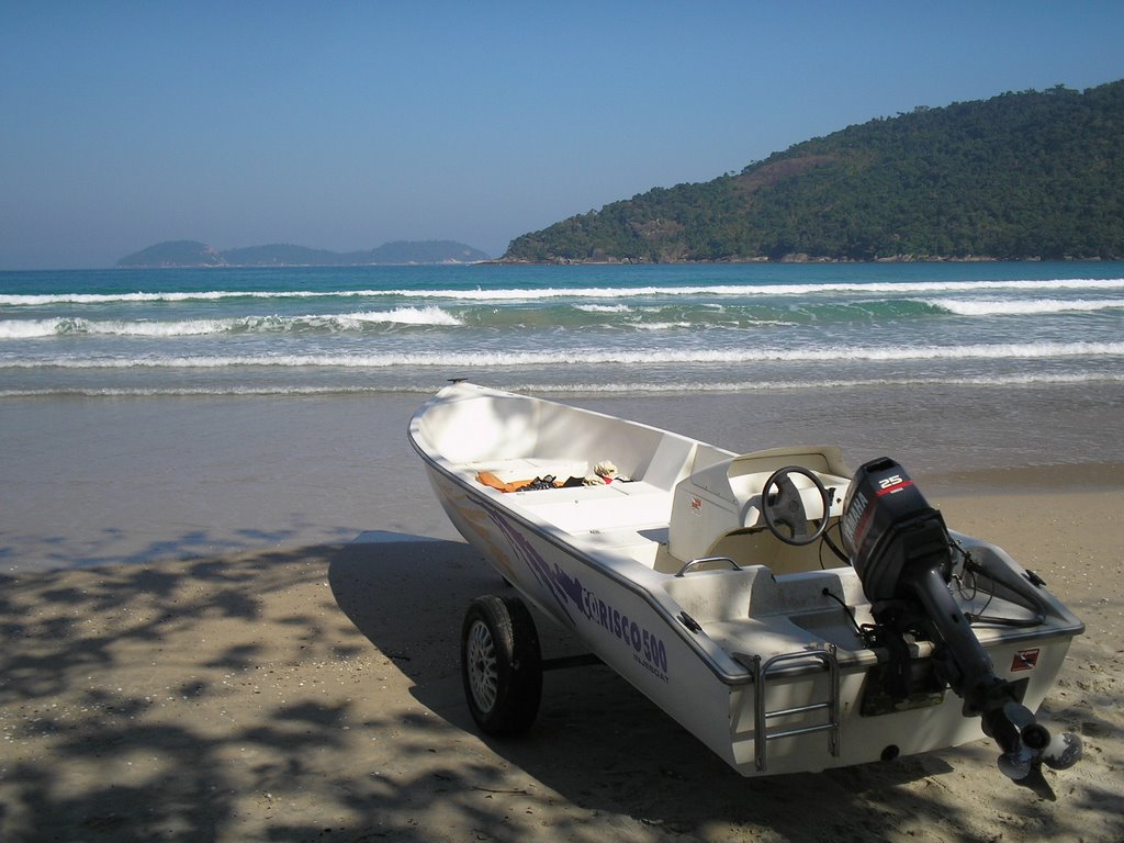 Barco na Praia de Dois Rios Apontando pra a Ilha Jorge Grego ao fundo - Ilha Grande - Brasil by Marcelo Parise Petaz…