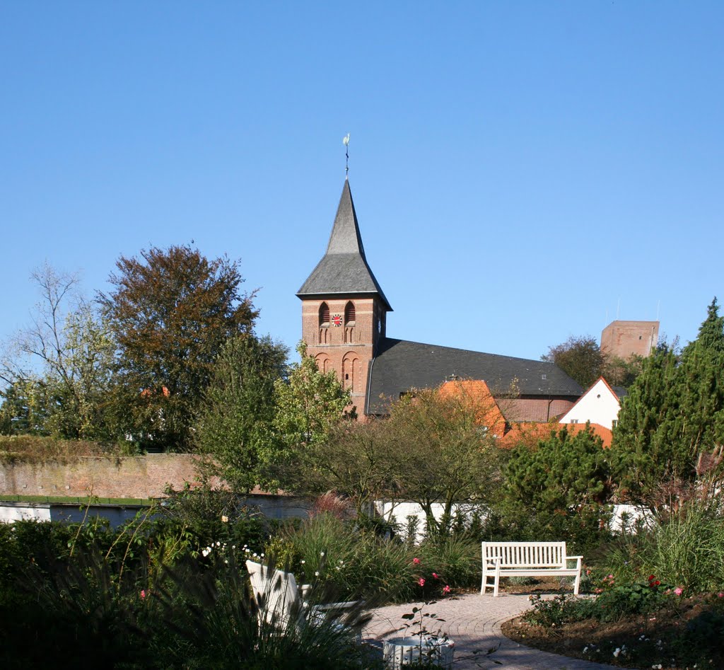 Probsteikirche "St. Georg" vom Baugerüst befreit und mit neuer Turm-Uhr (Okt. 2011) by Heinz Gansweidt