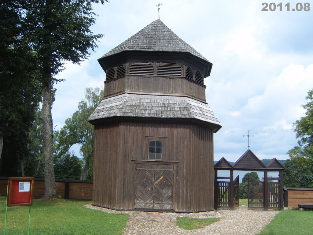 Medinė varpinė, už jos – ežeras / Wooden Belfry and Lake Behind by Irmantas Kanapeckas