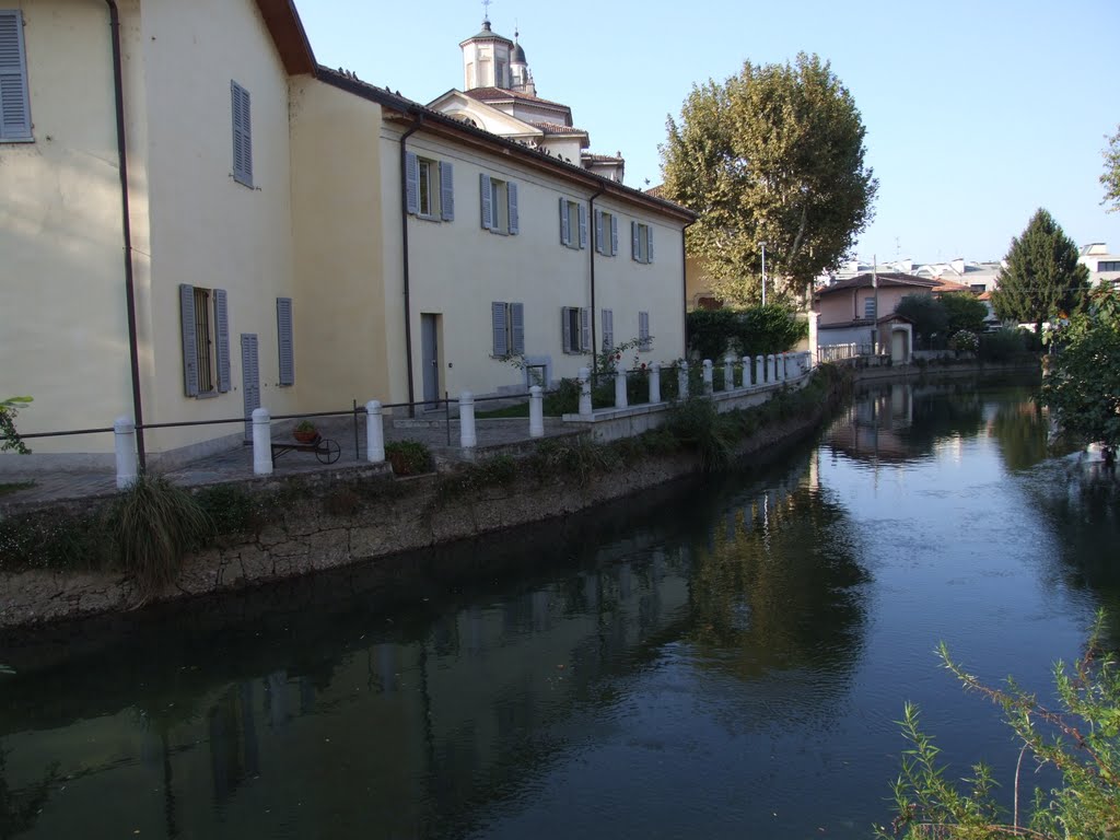 Il Naviglio Martesana a Gorgonzola nei pressi della Chiesa intitolata ai santi Protasio e Gervasio by paolo salabue