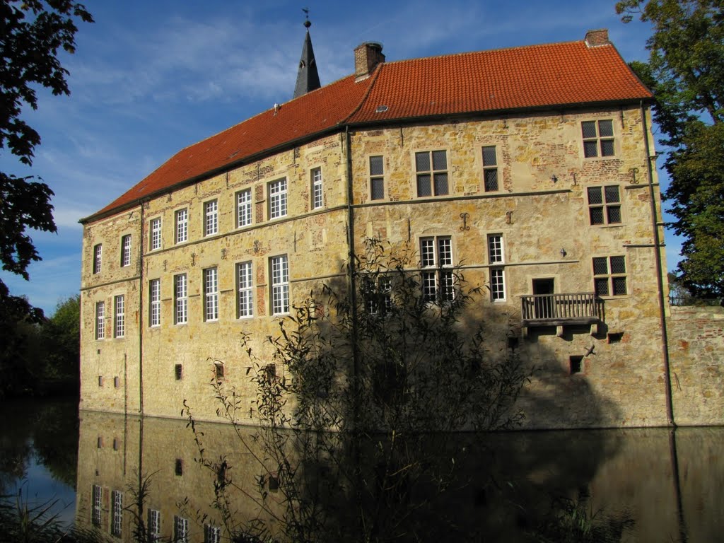 Lüdinghausen: Burg mit Herrenhaus und Gräfte by Dieter Möller