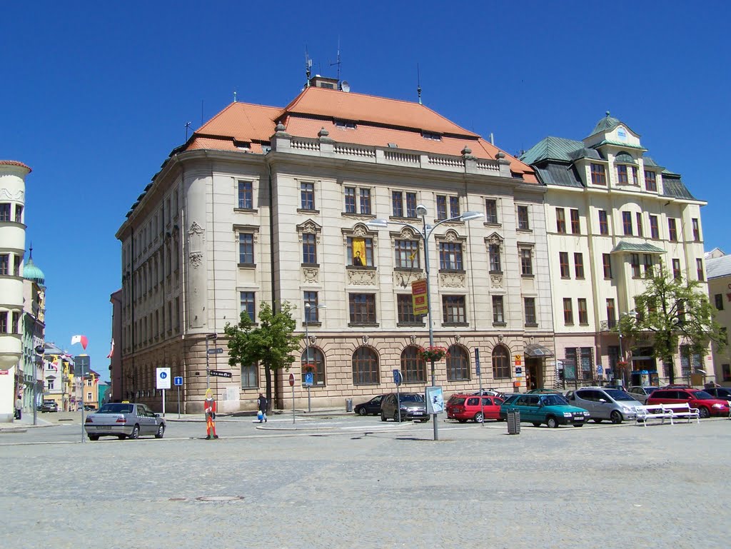 JIHLAVA (CZ) - Horní část Masarykova náměstí (budova Pošty, vlevo Komenského ulice) by lujerista