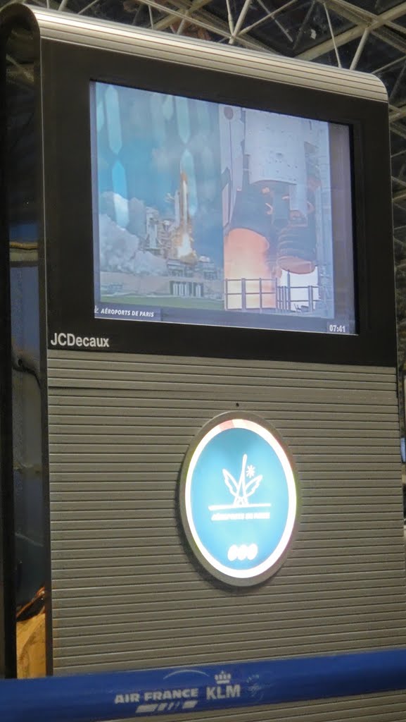 Screen of the Charles de Gaulle Airport - Paris by Diego Giuseppe