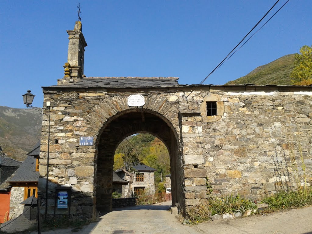 Ermita del Santo Cristo; Colinas del Campo de Martin Moro Toledano. El Bierzo -- Región Leonesa by El Miedalo