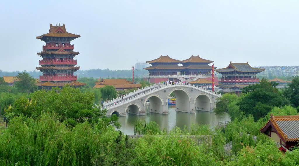 Qingming Riverside Landscape Garden ，清明上河园 by 刘红石