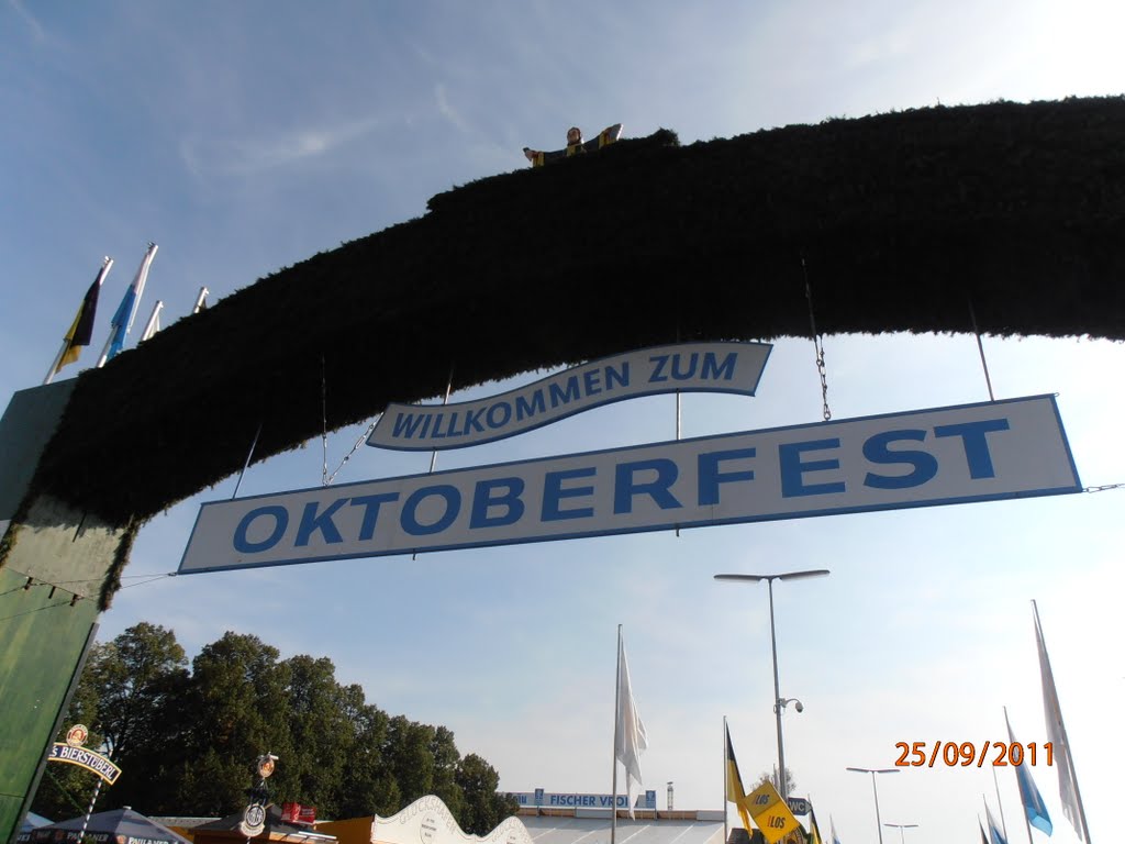 Oktoberfest 2011 by Giannis Fragopoulos