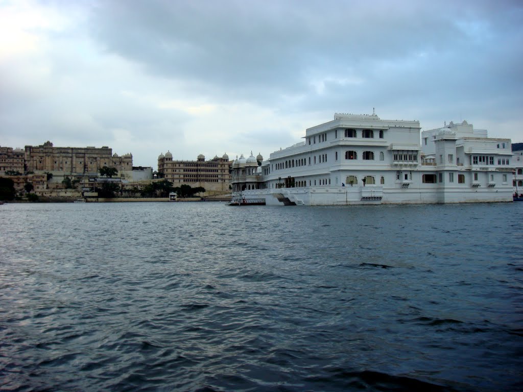 India - Rajasthan - Udaipur - Lago Pichola - Lake Palace Hotel by lucoto