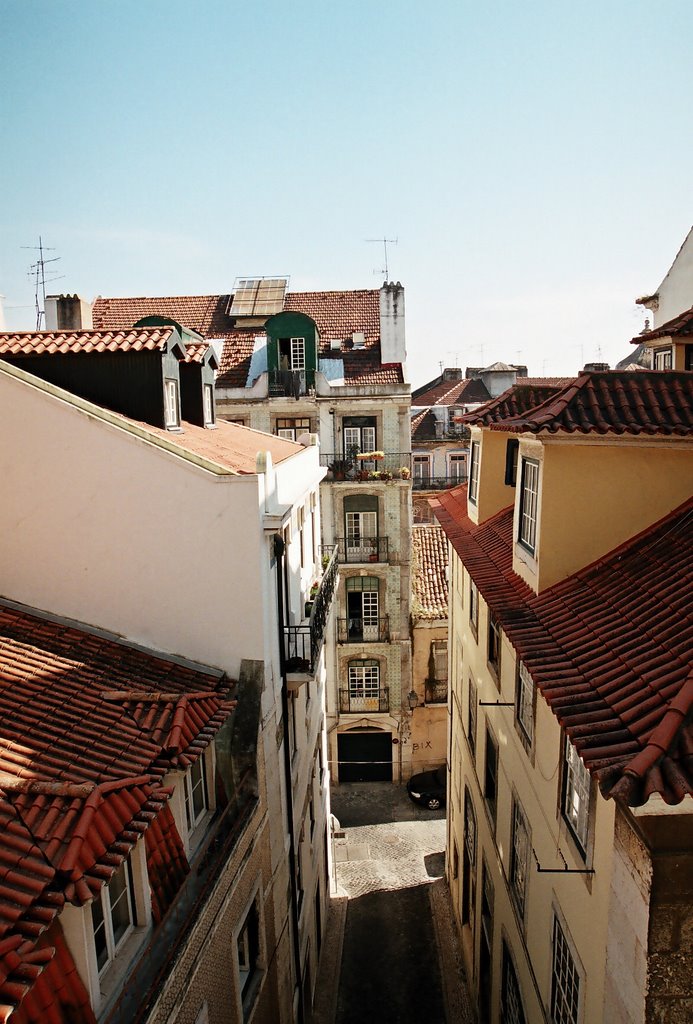 Lisbon, backstreet next to the Se cathedral (2007/05/19) by Jurgis Karnavicius