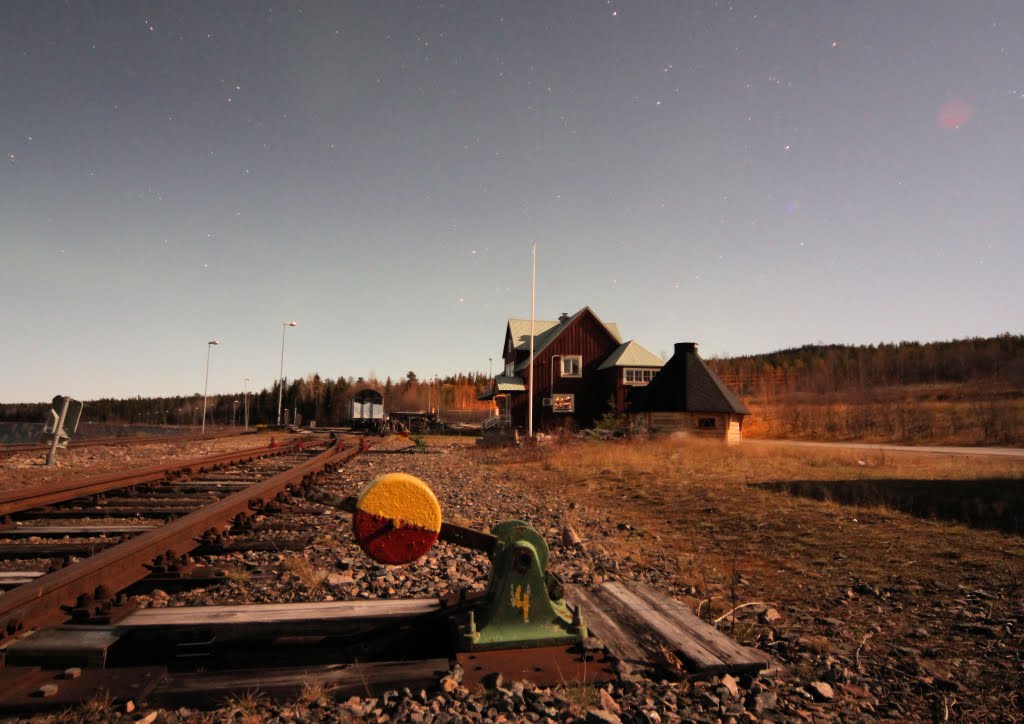 Stationshaus Porjus bei Vollmond by Hans Schremmer