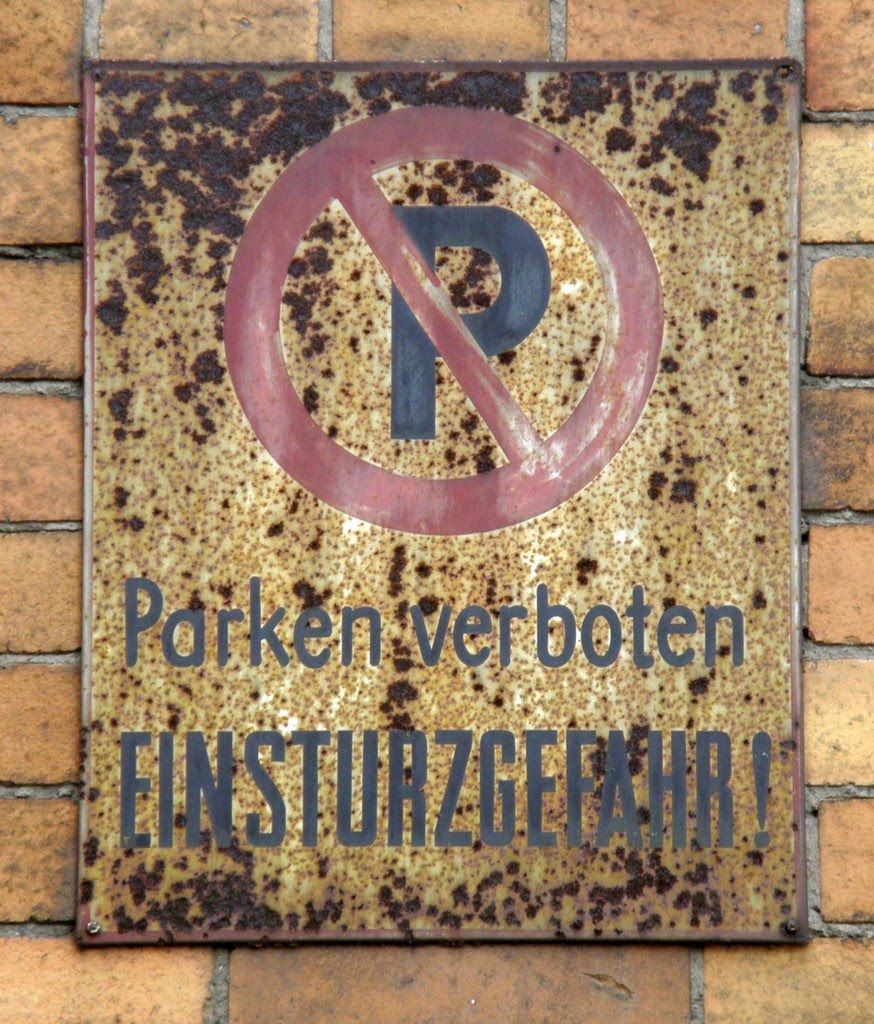 Parken verboten - Einsturzgefahr! by schoschi