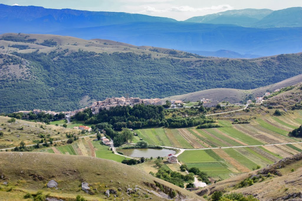 Borghi alle pendici del Gran Sasso by Sandro Mosca