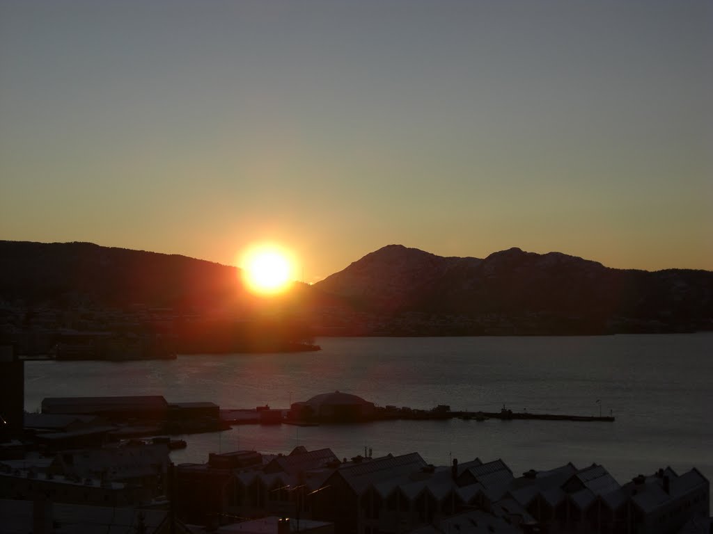 The sun goes down between Laksevågfjellet and Lyderhorn by Mona Lygre