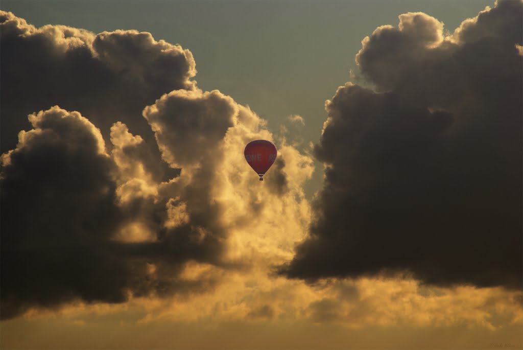 Zwischen den Wolken by Hauke Wittern