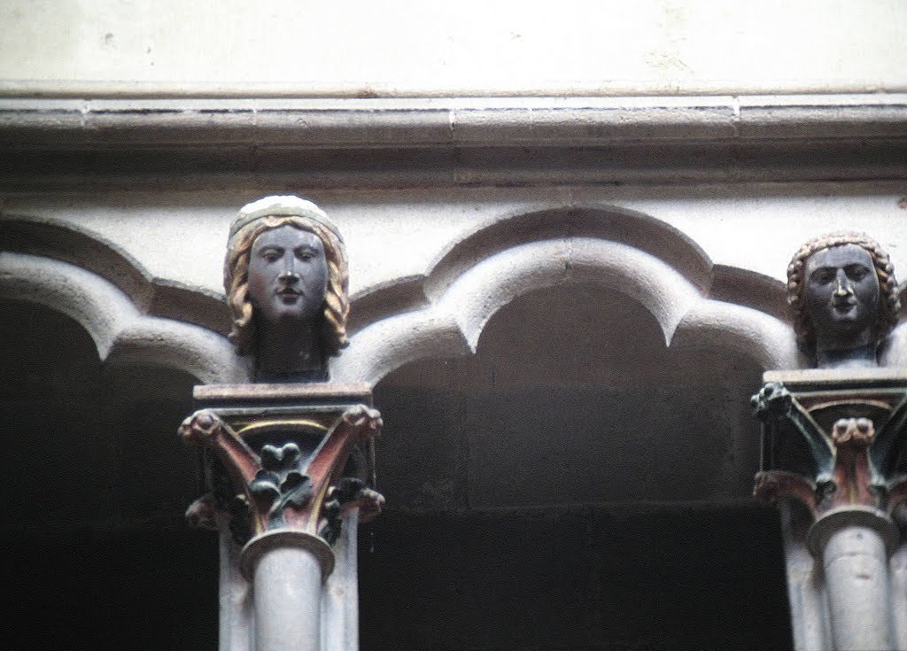 Semur-en-Auxois, Kollegiatskirche Notre-Dame 1990 - Triforium, Konsolfiguren by Wensky