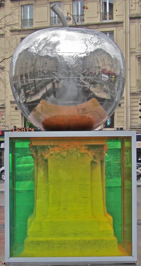 Paris, boulevard de Clichy, « La Quatrième Pomme », de Franck Scurti by Daniel Wilk