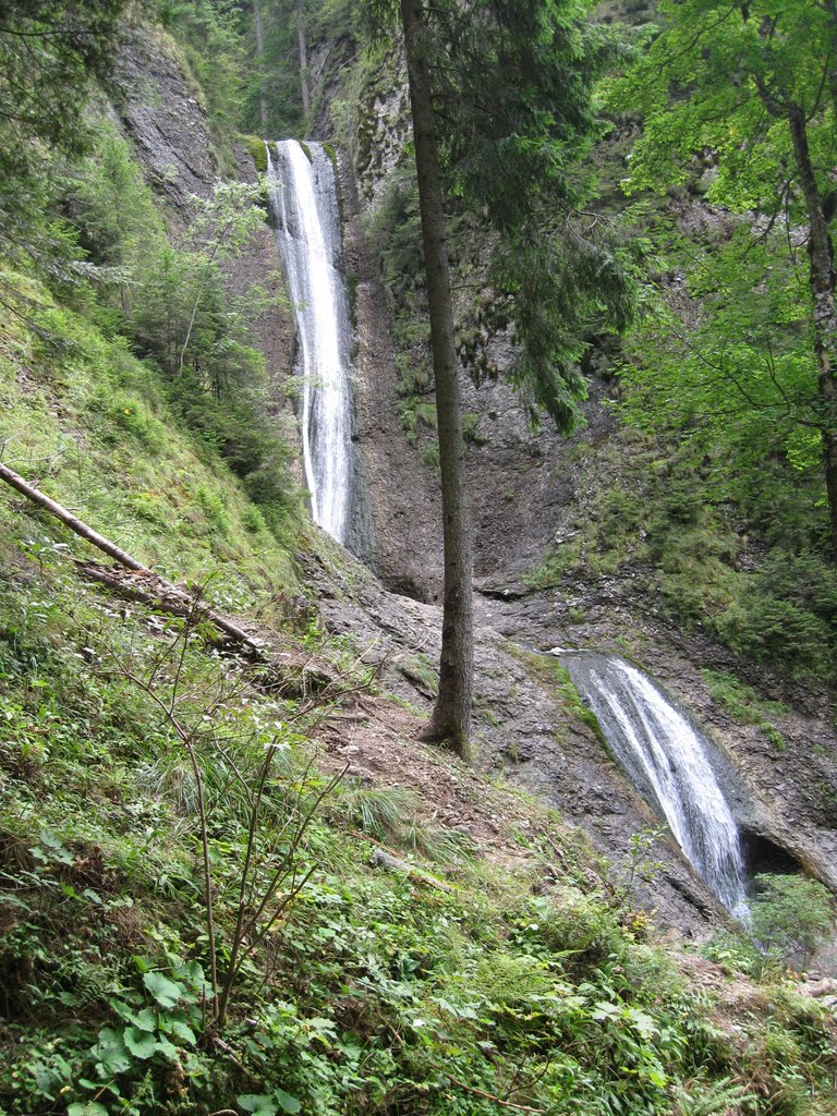 Masivul Ceahlău, Cascada Duruitoarea by Lucian Darlau