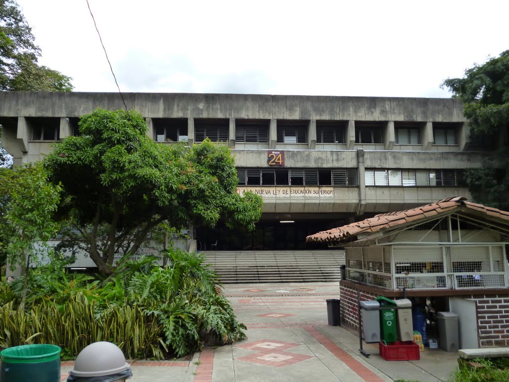 Bloque 24, Facultad de Arquitectura, Universidad Nacional de Colombia by Juan José González Vargas