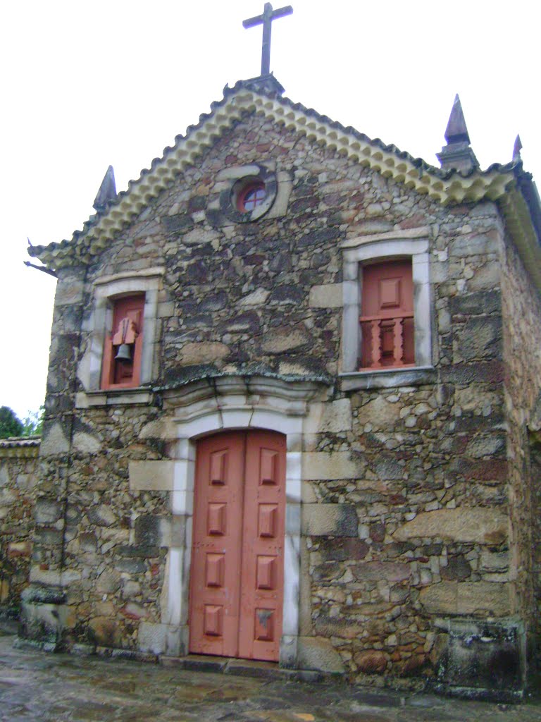 Igreja de pedra em Coronel Xavier Chaves by João Carlos Resende