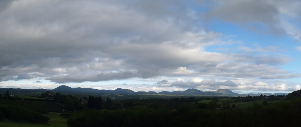 Panoramique Chaîne des Puys - Auvergne by supalo