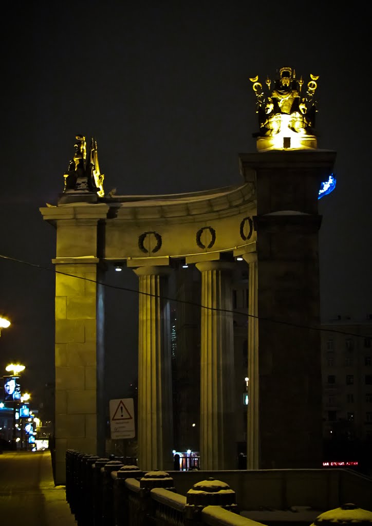 Colonnade at the Borodino bridge / Колонады на Бородинском мосту by Tihon Butin