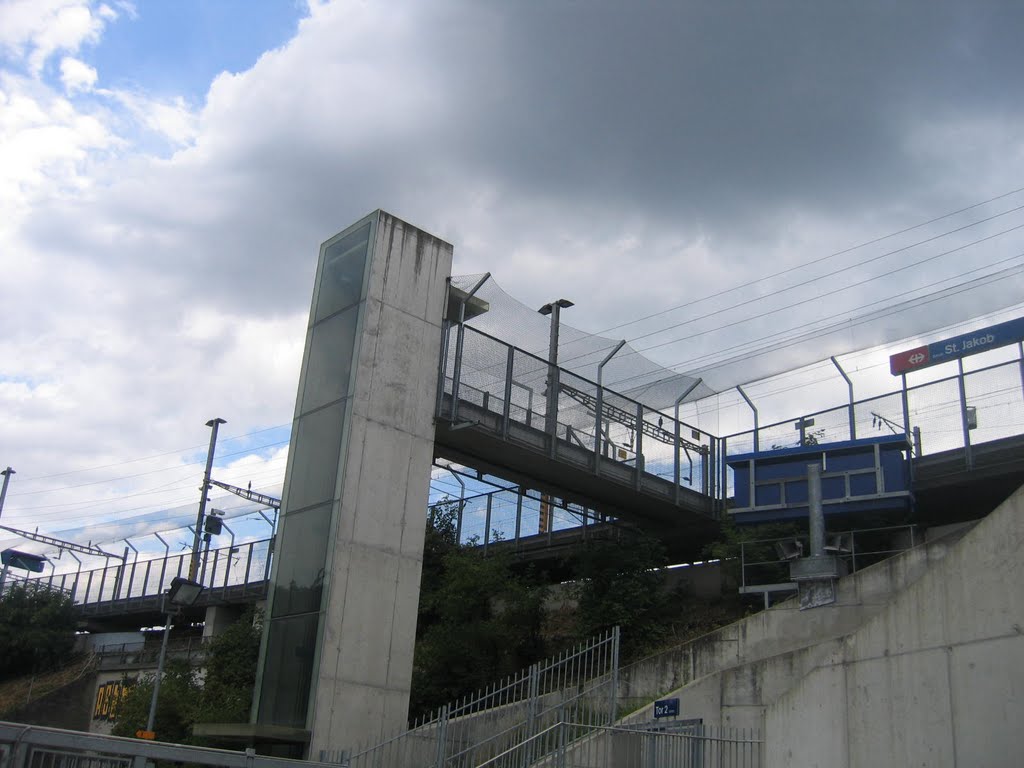 L'ascenseur menant les personnes à mobilité réduite à la Gare de Bâle-Saint-Jacques by SocoA