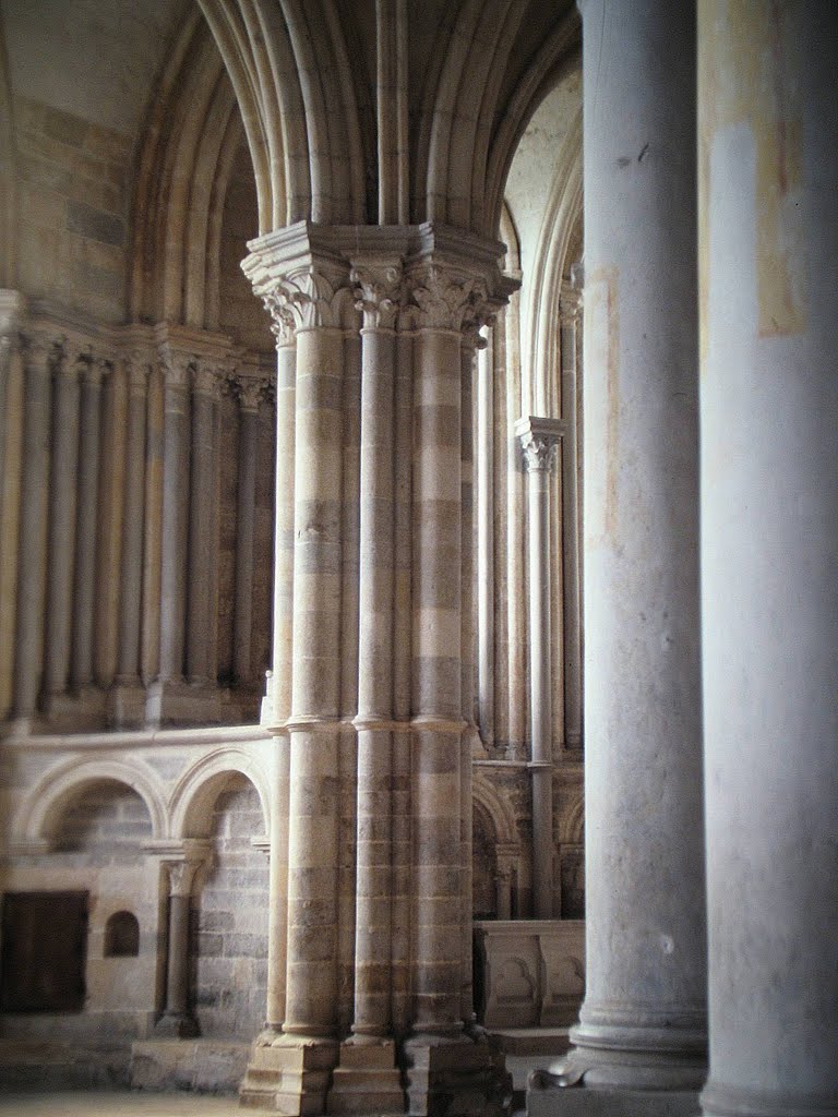 Vézelay, Abteikirche Sainte-Madeleine 1990 - Chorumgang by Wensky