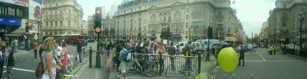 Piccadilly Circus Panorama by garryj99