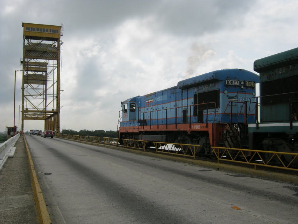 El tren sube al puente del Río Coatzacoalcos by waldwind