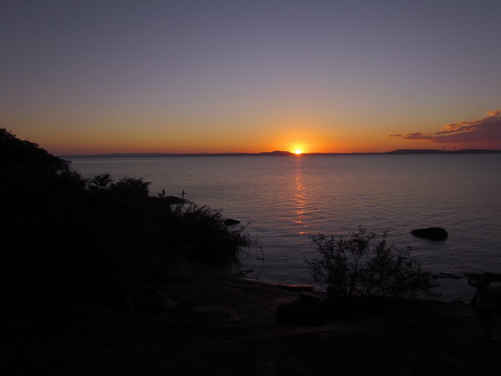 Porto Alegre, praia, pesca e o crepúsculo. by Eloí Farias