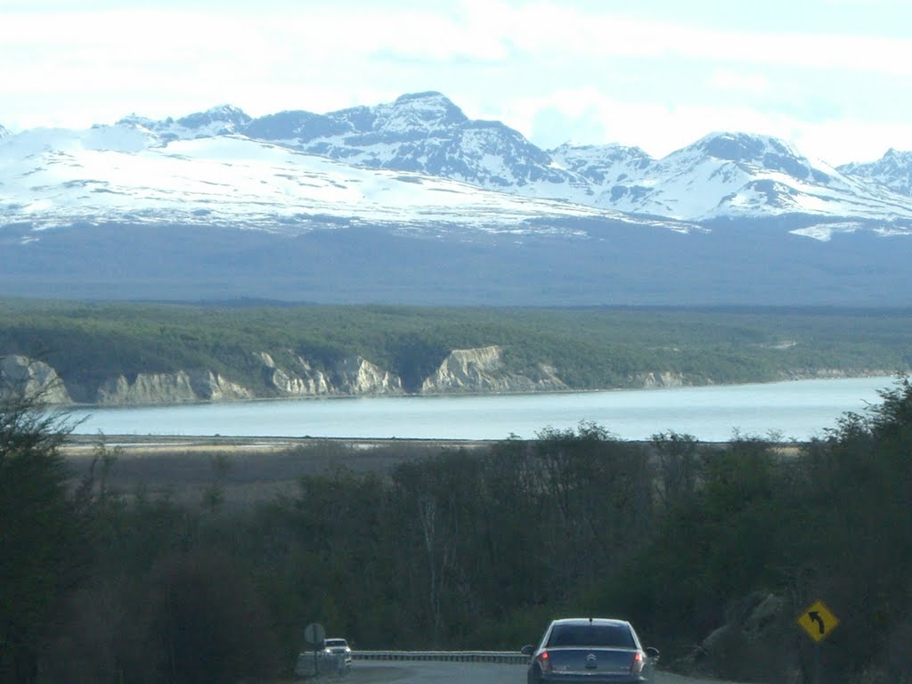 Lago escondido camino a Ushuaia by Pablo Juan Helvig