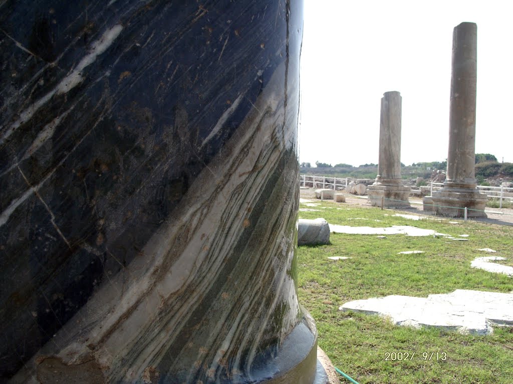 Tyre - صور - The marble columns by Antoine Jasser