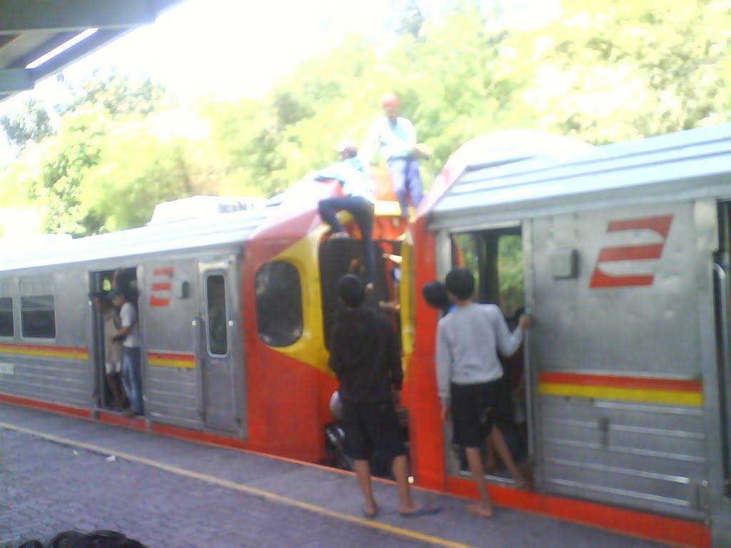 Train at Pasar Minggu Station by edoahmad19