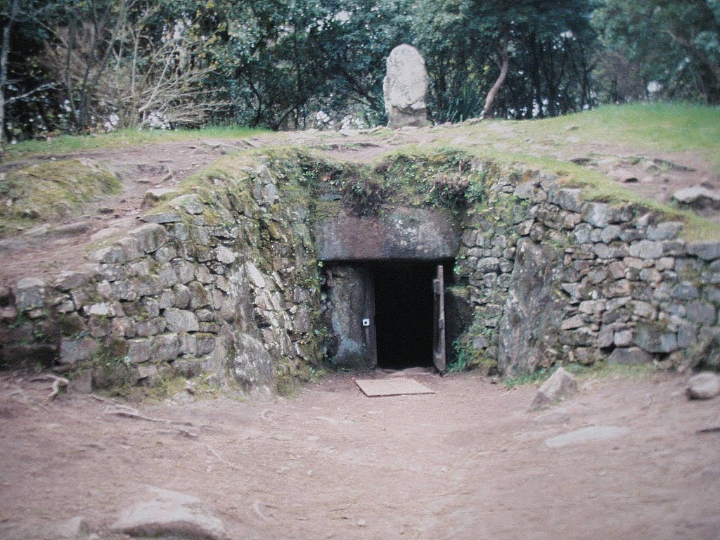 Locmariaquer 2001 - Langgrab ‚Tumulus’ by Wensky