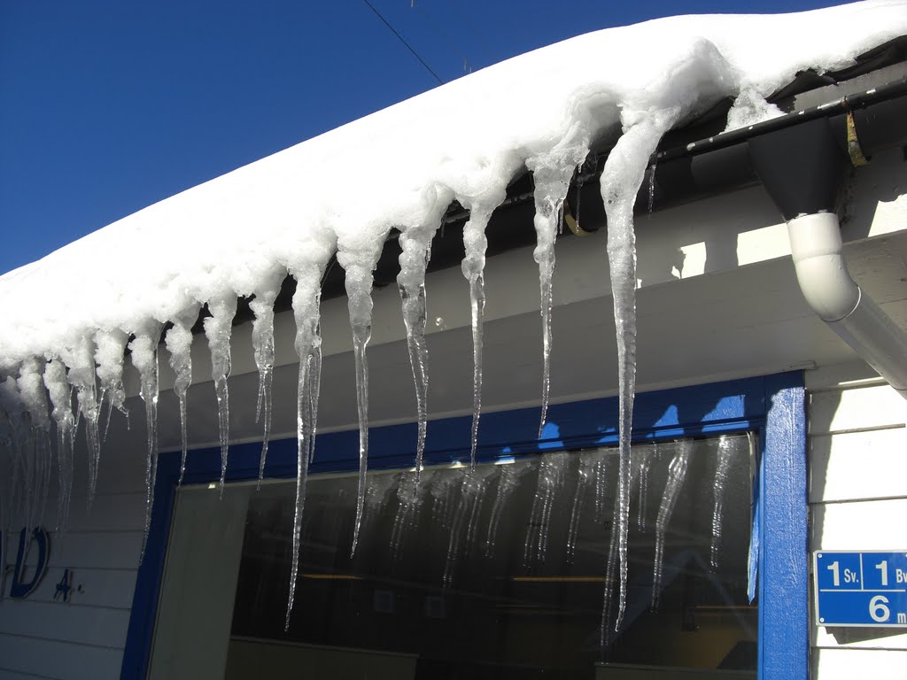 Ice on the roof in Sjøgaten by Mona Lygre