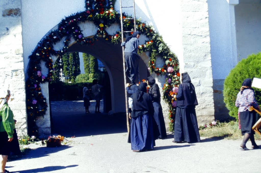 Monjas adornando la entrada del monasterio para celebrar la Asunción de la Vírgen by Gato Land