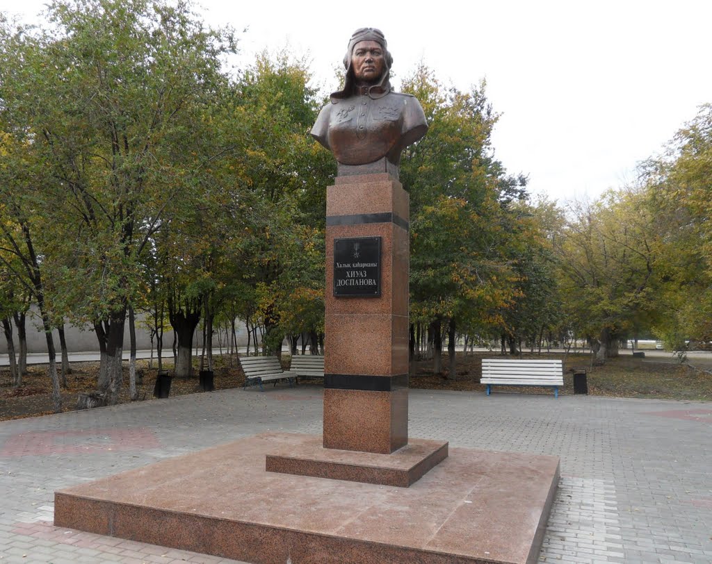 Bust of WW2 Kazakh air heroine, Khiuaz Dosponova by Old Monkey