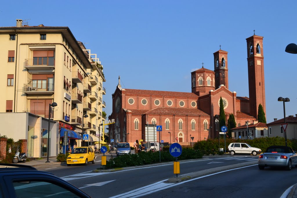 Piazza Cadorna con il Tempio Ossario > Bassano del Grappa (VI) by Salvatore Alessandro