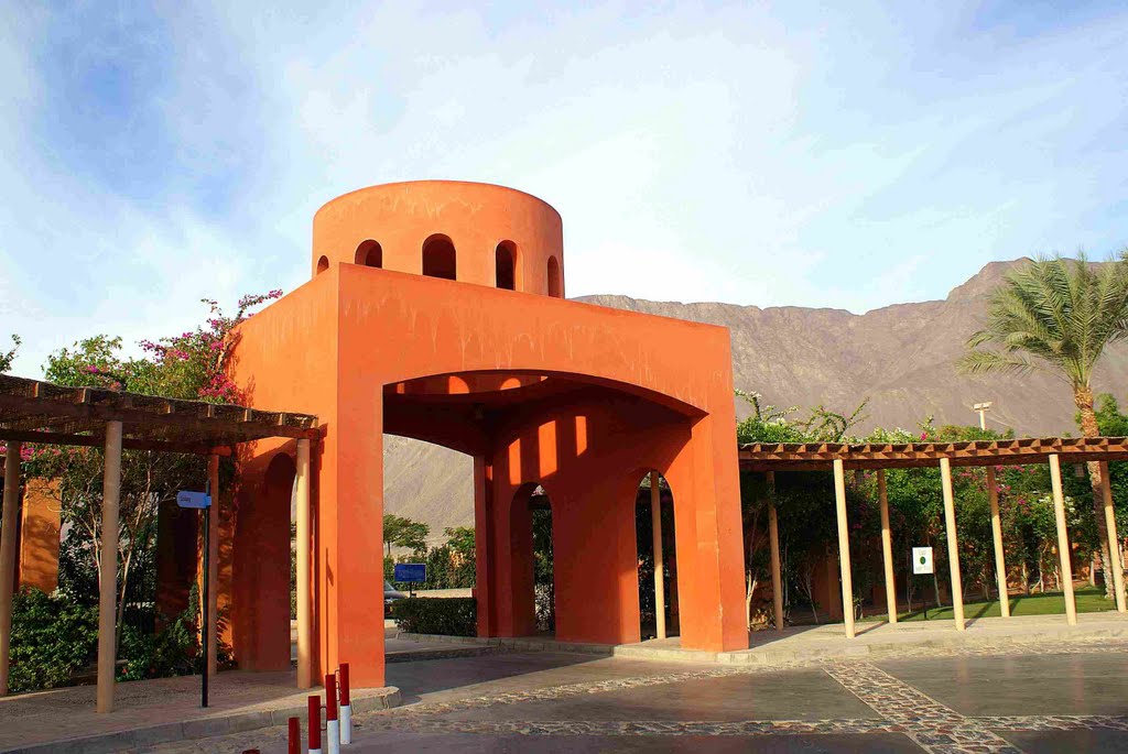 TABA HEIGHS - Entrée de l'Hotel Intercontinental (3) by Jean-Philippe Hebrar…