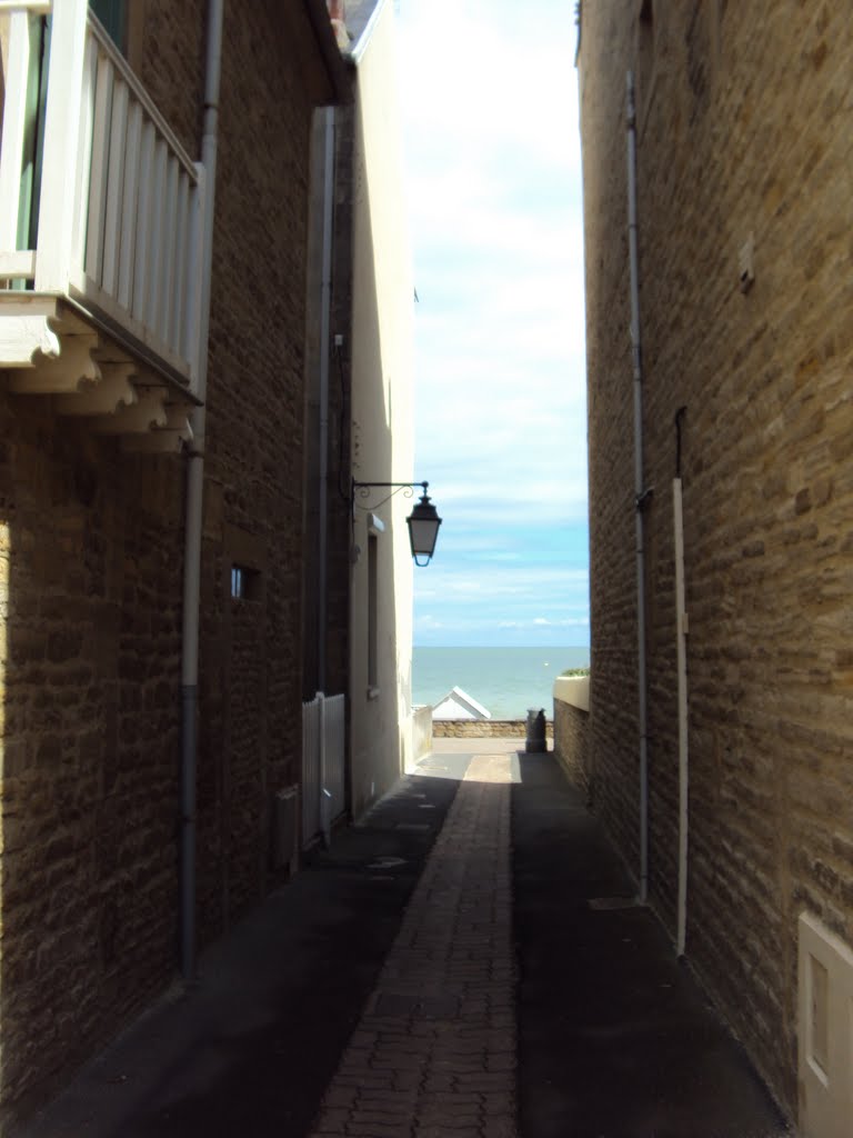 Vue sur la mer depuis une ruelle by Gauvain Clad